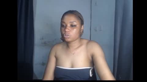 Snapshot of wet_juicypussy chatting on December 19, 2024, 6:01 pm queen online show from December 19, 2024, 6:01 pm