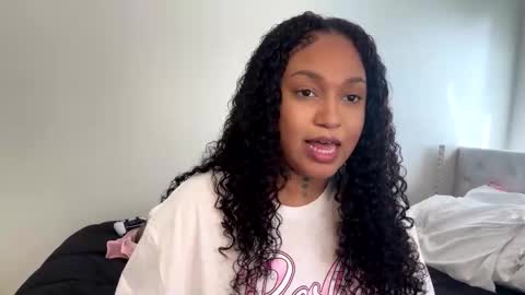 Snapshot of wetcreamerr chatting on October 2, 2025, 6:37 pm SheSquirts online show from October 2, 2025, 6:37 pm