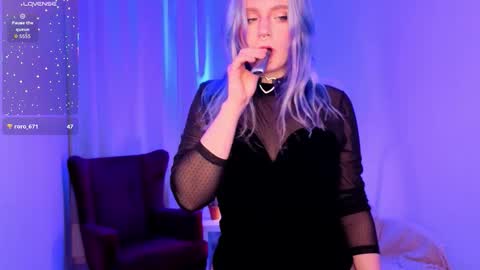 RunayWitch online show from November 4, 2025, 9:47 pm