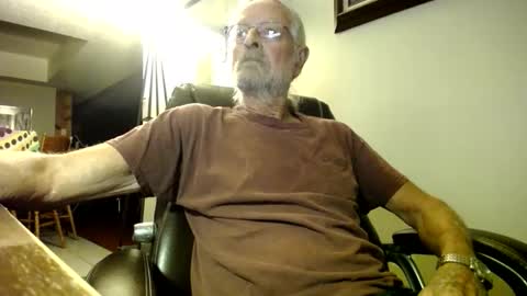 Snapshot of whofcares2 chatting on October 18, 2025, 1:30 am whofcares2 online show from October 18, 2025, 1:30 am