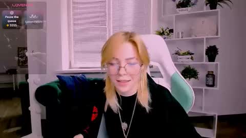 wild_berry_soul online show from October 28, 2025, 7:01 am