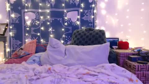 Eevie online show from December 26, 2024, 2:12 am