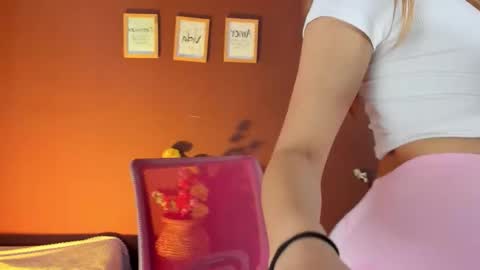 Wini Fer online show from November 28, 2025, 1:14 pm