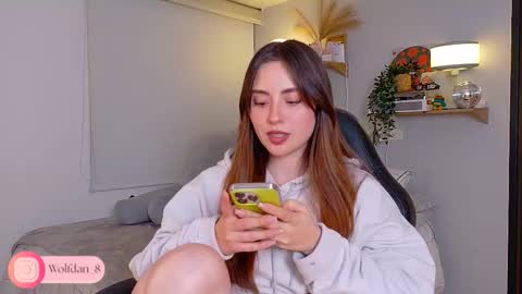 Snapshot of wolfsfoster chatting on October 9, 2025, 3:37 am online show from October 9, 2025, 3:37 am