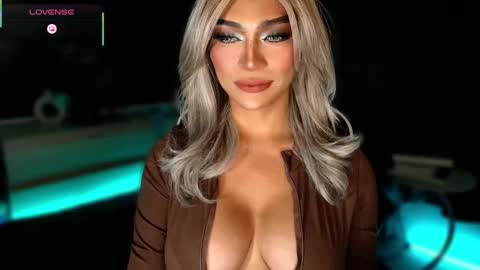 Julia online show from November 11, 2025, 7:36 pm