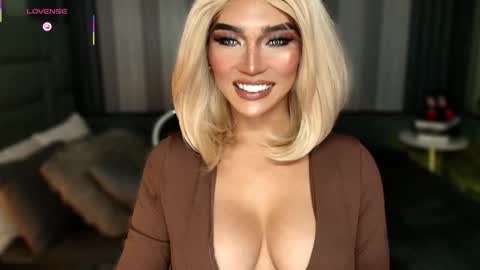 Julia online show from November 30, 2025, 1:31 am