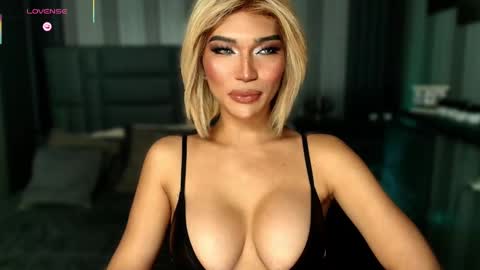 Julia online show from December 17, 2025, 1:22 am