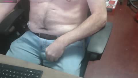 Snapshot of woodworker6473 chatting on December 21, 2024, 11:45 pm woodworker6473 online show from December 21, 2024, 11:45 pm