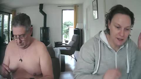Snapshot of woodwurm chatting on February 6, 2025, 12:37 pm woodwurm and Snoeske online show from February 6, 2025, 12:37 pm