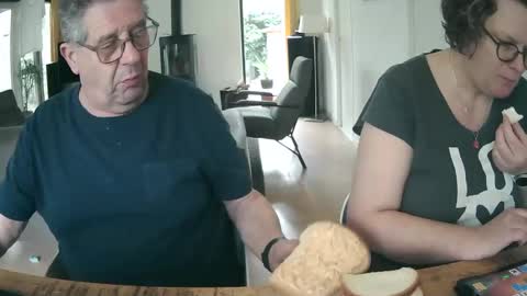 Snapshot of woodwurm chatting on February 24, 2025, 12:05 pm woodwurm and Snoeske online show from February 24, 2025, 12:05 pm