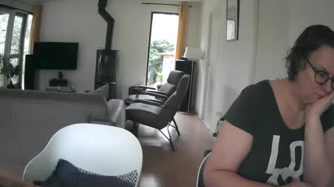 Snapshot of woodwurm chatting on February 25, 2025, 3:27 pm woodwurm and Snoeske online show from February 25, 2025, 3:27 pm