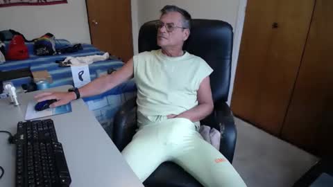 Snapshot of worldlarge chatting on January 5, 2025, 1:36 pm Large one online show from January 5, 2025, 1:36 pm