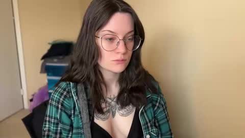 Lucina online show from February 3, 2025, 3:49 pm