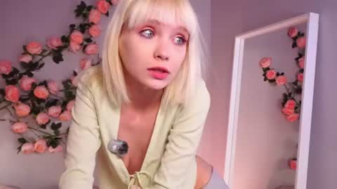 Snapshot of wow_angel chatting on August 2, 2026, 5:39 am wow_angel online show from August 2, 2026, 5:39 am