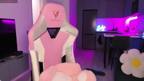 Emi online show from October 1, 2025, 5:08 pm