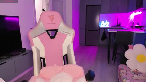 Emi online show from October 18, 2025, 5:03 pm