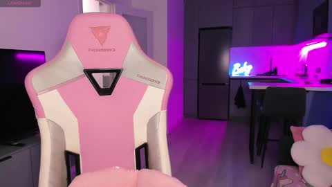 Emi online show from October 22, 2025, 4:07 pm