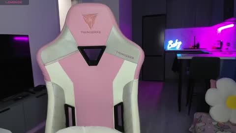 Emi online show from December 5, 2025, 4:03 pm