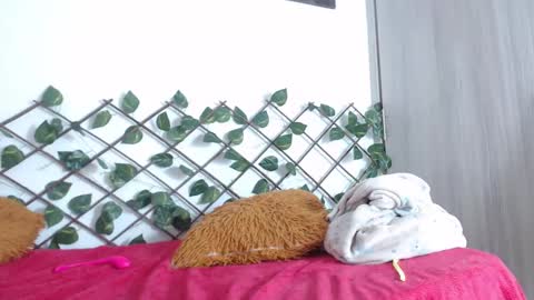 Snapshot of xararouxxx chatting on March 2, 2025, 2:43 pm S A R A 100K followers online show from March 2, 2025, 2:43 pm