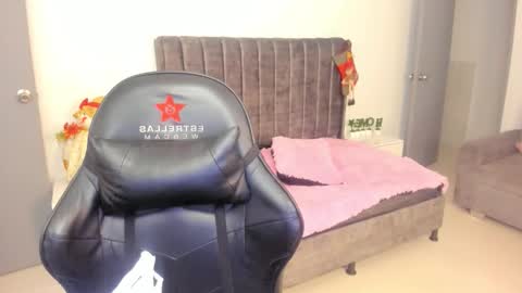 xiomara_cortes online show from December 21, 2025, 12:01 pm