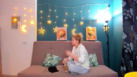 Chloe online show from February 25, 2025, 2:33 pm