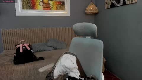 lunna online show from October 4, 2025, 1:53 pm