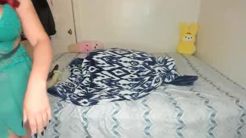 Snapshot of xocurvyrae chatting on April 7, 2026, 2:45 am Rae online show from April 7, 2026, 2:45 am