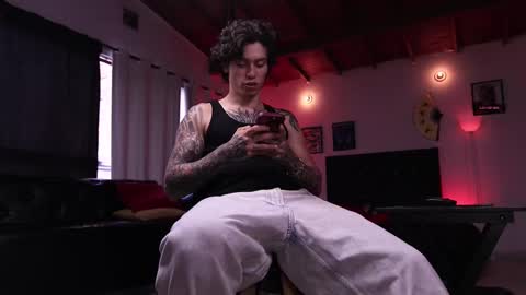   online show from October 24, 2025, 8:05 pm