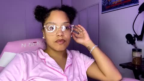 xStarGazingx online show from September 18, 2025, 7:10 am