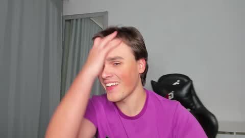 Snapshot of xx_raul_xx_ chatting on September 18, 2025, 2:13 am raul online show from September 18, 2025, 2:13 am