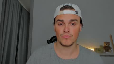 Snapshot of xx_raul_xx_ chatting on October 14, 2025, 1:50 am raul online show from October 14, 2025, 1:50 am