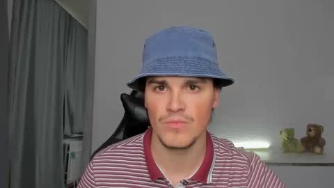 Snapshot of xx_raul_xx_ chatting on October 19, 2025, 2:01 am raul online show from October 19, 2025, 2:01 am