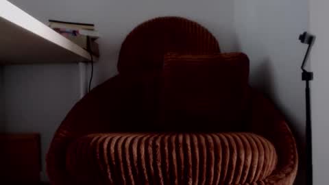 Lola online show from February 18, 2025, 4:48 pm