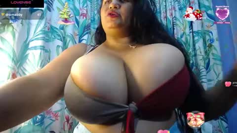 Snapshot of yasmin_bigtits chatting on December 31, 2024, 9:06 pm Yasmin online show from December 31, 2024, 9:06 pm