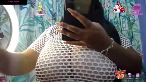 Snapshot of yasmin_bigtits chatting on January 2, 2025, 10:22 pm Yasmin online show from January 2, 2025, 10:22 pm