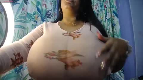 Snapshot of yasmin_bigtits chatting on January 5, 2025, 1:04 pm Yasmin online show from January 5, 2025, 1:04 pm