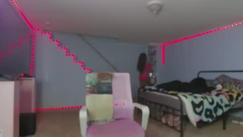 Yazmin Royal online show from December 11, 2024, 2:33 pm