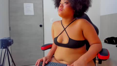 YELISS  online show from October 25, 2025, 8:03 pm