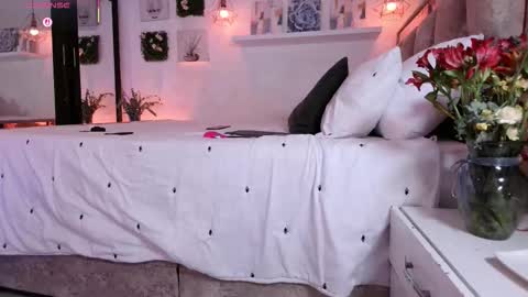 yellow_lily online show from September 25, 2025, 4:00 pm