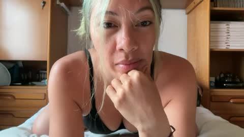 Snapshot of yenlo01 chatting on July 13, 2026, 12:19 pm yenlo01 online show from July 13, 2026, 12:19 pm