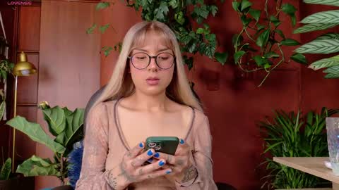 yeriawaddell  online show from May 19, 2026, 8:48 pm