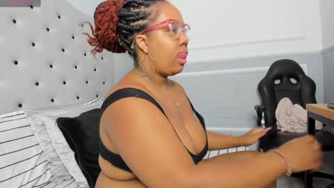 roxie reyes  online show from December 4, 2024, 3:37 am