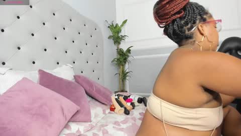 roxie reyes  online show from December 11, 2024, 3:56 am