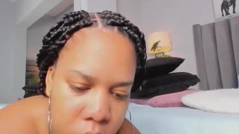 roxie reyes  online show from October 8, 2025, 3:04 am