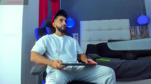 Yiyo online show from December 15, 2025, 3:55 am