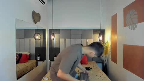 yizus_bonz online show from February 13, 2025, 11:37 pm