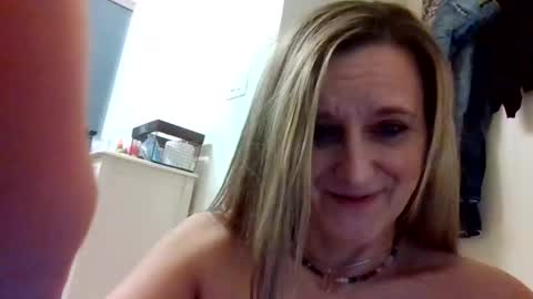 Snapshot of yogabuttttttt chatting on January 9, 2026, 6:49 am yogabuttttttt online show from January 9, 2026, 6:49 am