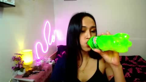 Snapshot of yogirl_tianaxxx chatting on December 3, 2025, 6:50 pm yogirl_tianaxxx online show from December 3, 2025, 6:50 pm