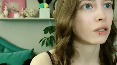 yoka_paradoxxx online show from May 18, 2026, 9:15 am