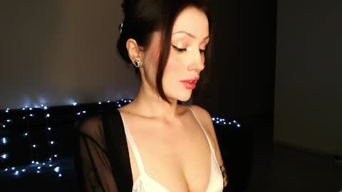 Sophie online show from April 10, 2026, 9:19 pm